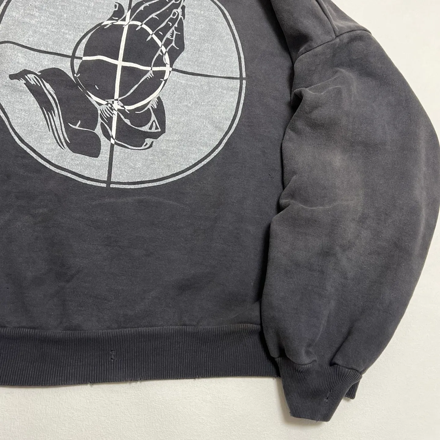 Details SAINT Mxxxxxx × FEAR OF GOD FG_HOODIE/SNT OF GOD/BLK FOG co-branded ETERNAL praying crosshair distressed hoodie. Washed black S-XL. This season's hot and super popular co-branded model. The original version is the same. Thin spring and summer fabrics. Comfortable upper body. BOXY version with short fat wide shoulder line. Fashion darling wears a high-end feel. Heavy washing and water fading process. Ma Liu is repositioned. Excessive wear and damage graffiti treatment. Correct version FOG joint main mark/wash mark/little angel mark